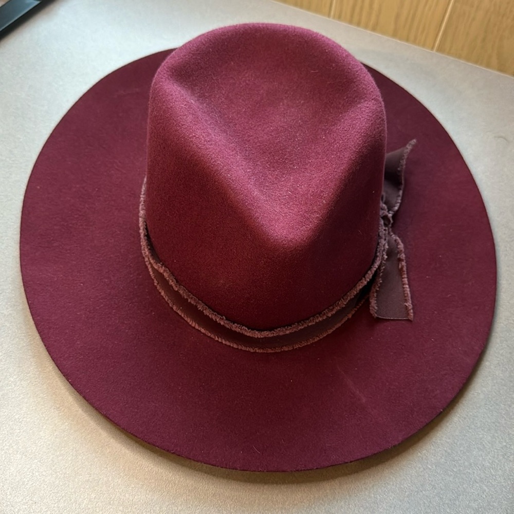 Olive & Pique Women’s Wool Hat Burgundy